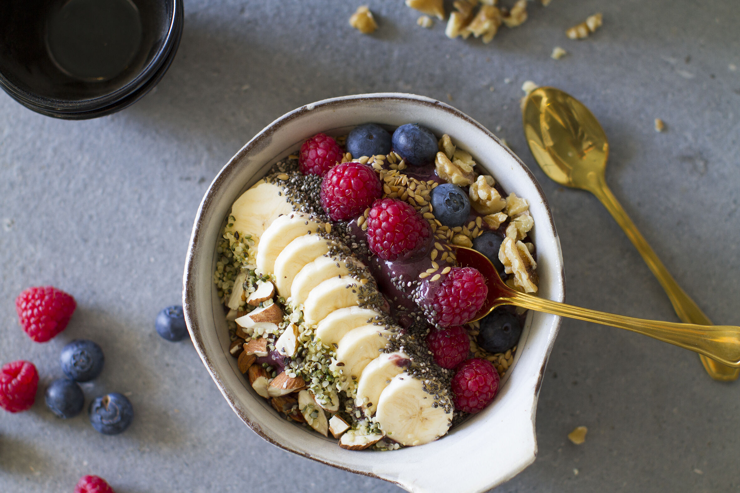 Smoothie Bowl mit A&ccedil;ai-Beeren: Ein doppeltes Geschenk: f&uuml;r Ihre Haut und f&uuml;r Ihren Gaumen.
