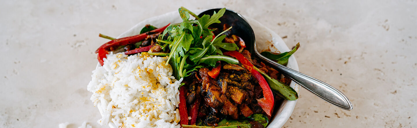 Vous cherchez le plat parfait apr&egrave;s le sport ? Testez ces haricots noirs &eacute;pic&eacute;s aux l&eacute;gumes et &agrave; la sauce tomate