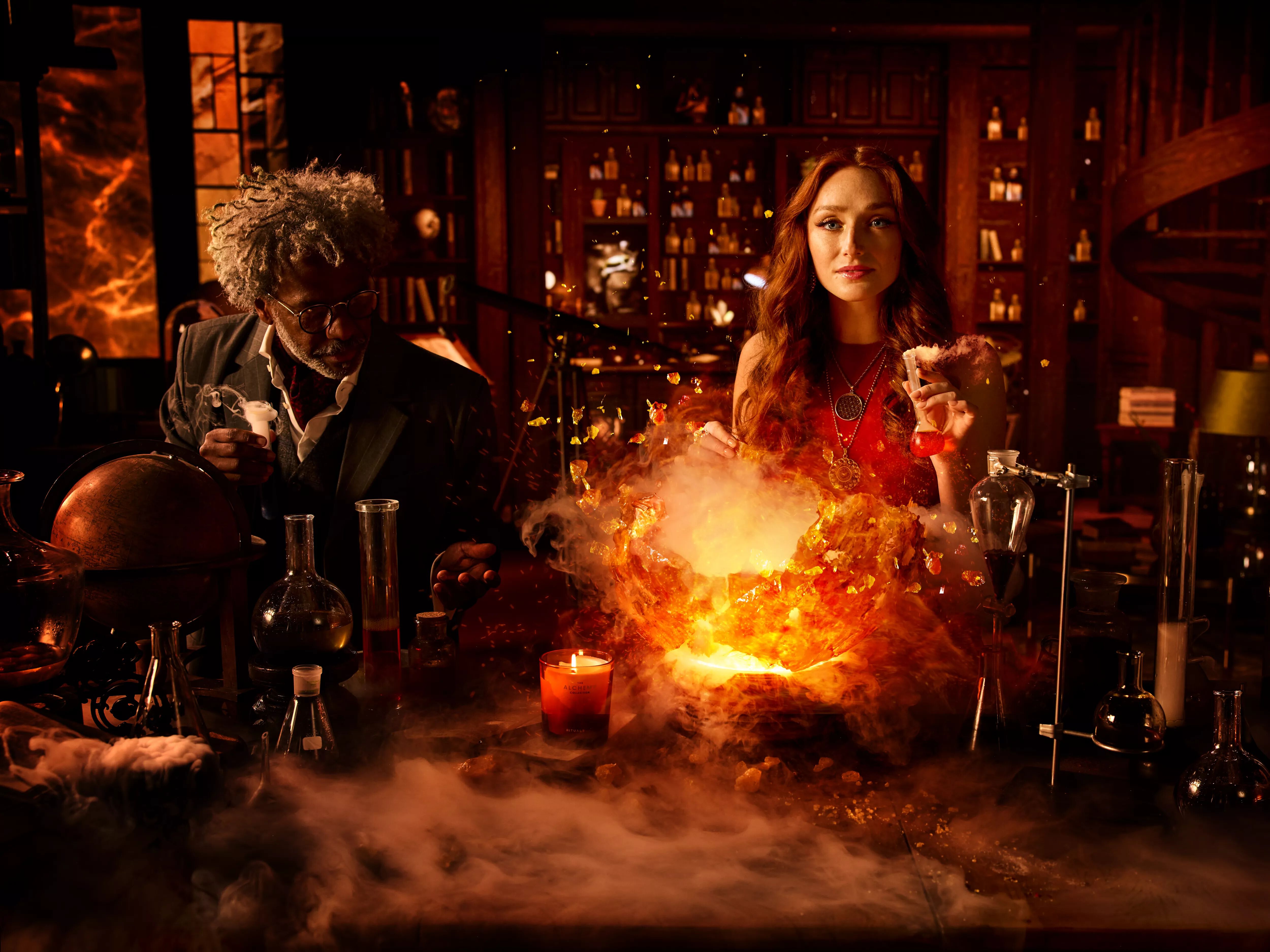 Zwei alte Alchemisten, die in einem charmanten Atelier voller Flaschen mithilfe von Elixieren und chemischen Apparaten wahre Wunder vollbringen.