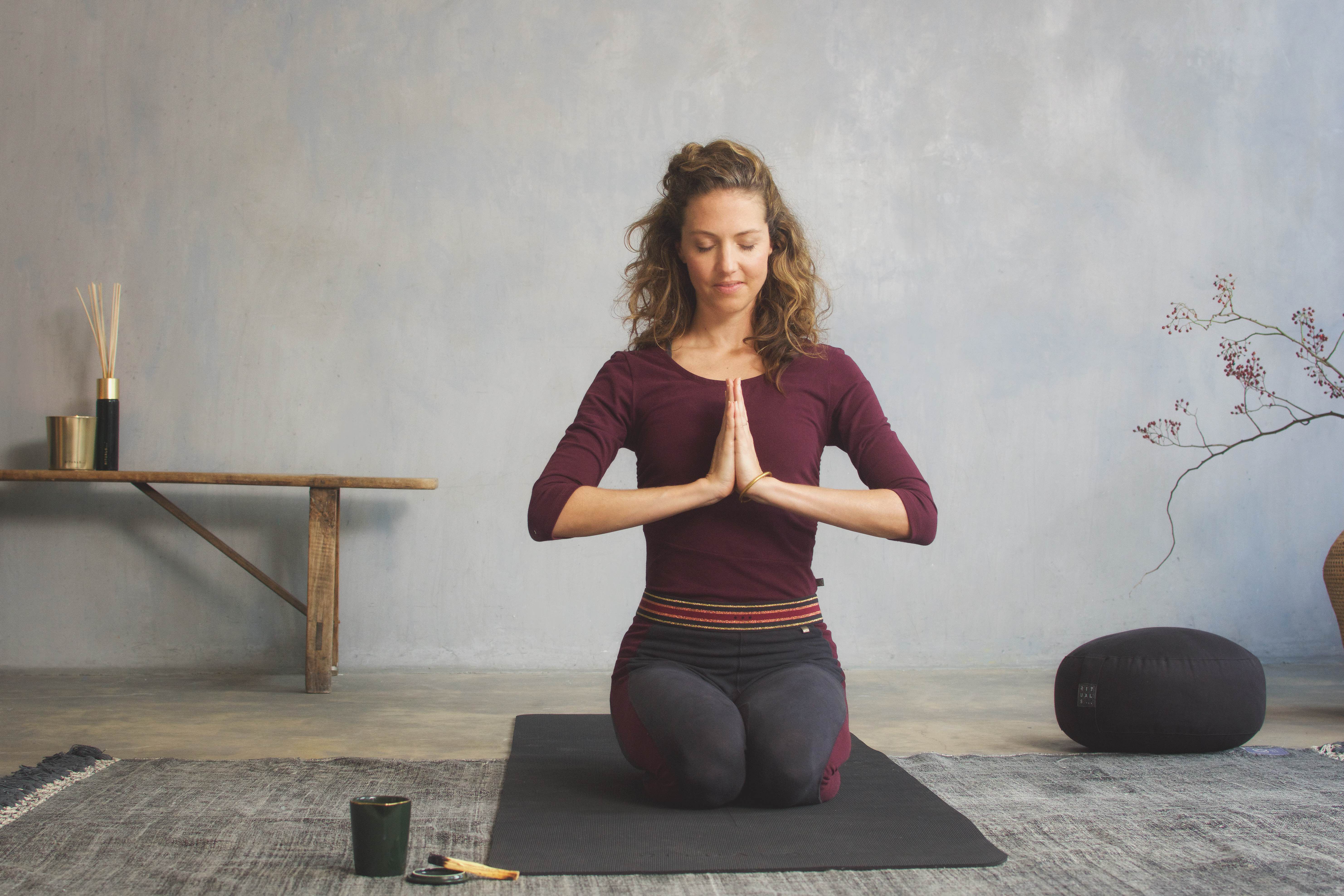 Ralentissez le rythme et faites une pause gr&acirc;ce au Yin yoga