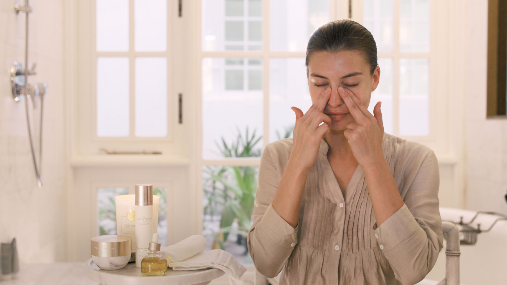 Die besten Gesichtsyoga-&Uuml;bungen mit Anti-Aging-Wirkung f&uuml;r zu Hause