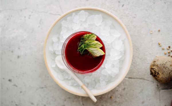 Almuerzo de verano: un gazpacho de remolacha, wasabi y coco