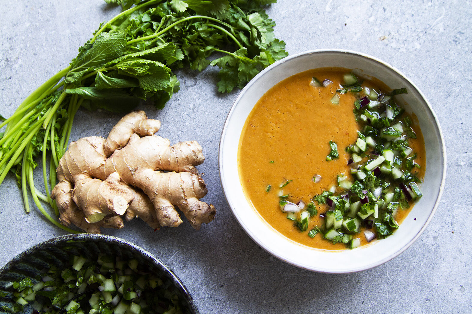 Asiatische Gazpacho mit Gurken-Salsa