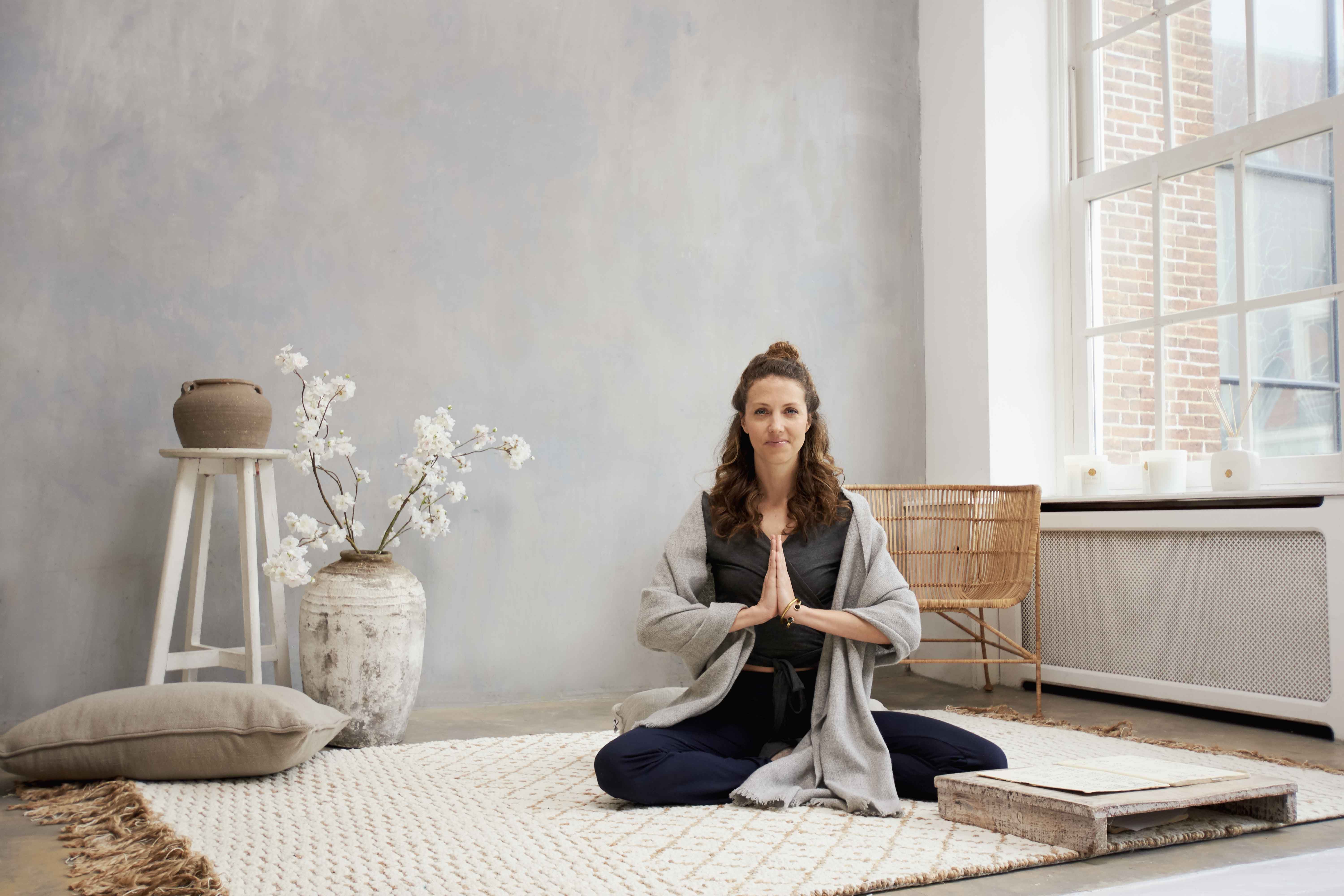 Inspira y expira para eliminar el ajetreo a trav&eacute;s del yoga