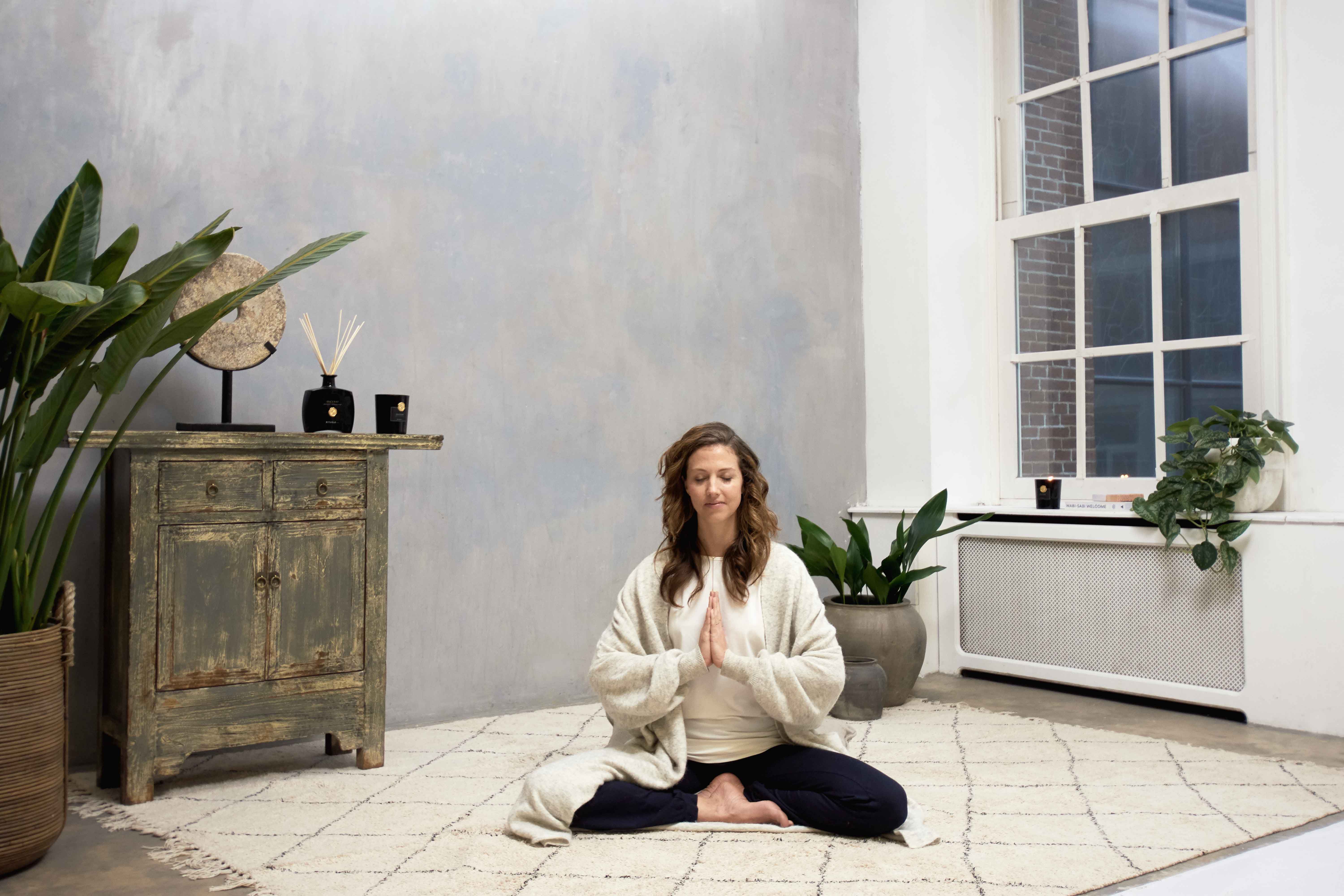 Umarmen Sie die Stille mit Meditation