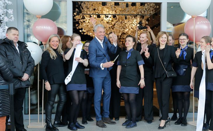 Raymond Cloosterman, CEO von Rituals, feiert mit dem Store-Team eine besondere Eröffnungsveranstaltung. 