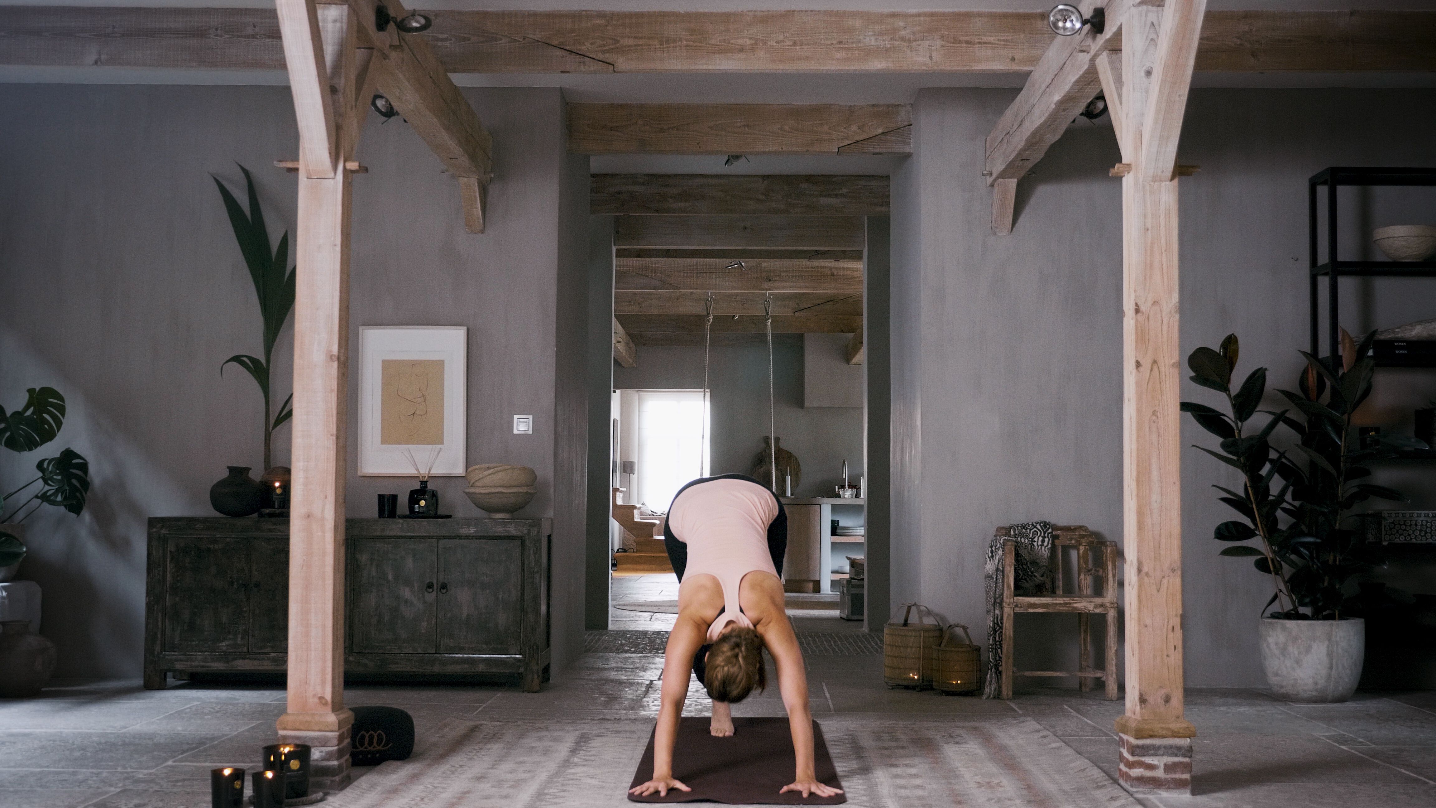 Supera los d&iacute;as de baj&oacute;n con esta sesi&oacute;n de yoga centrada en recuperar el equilibrio